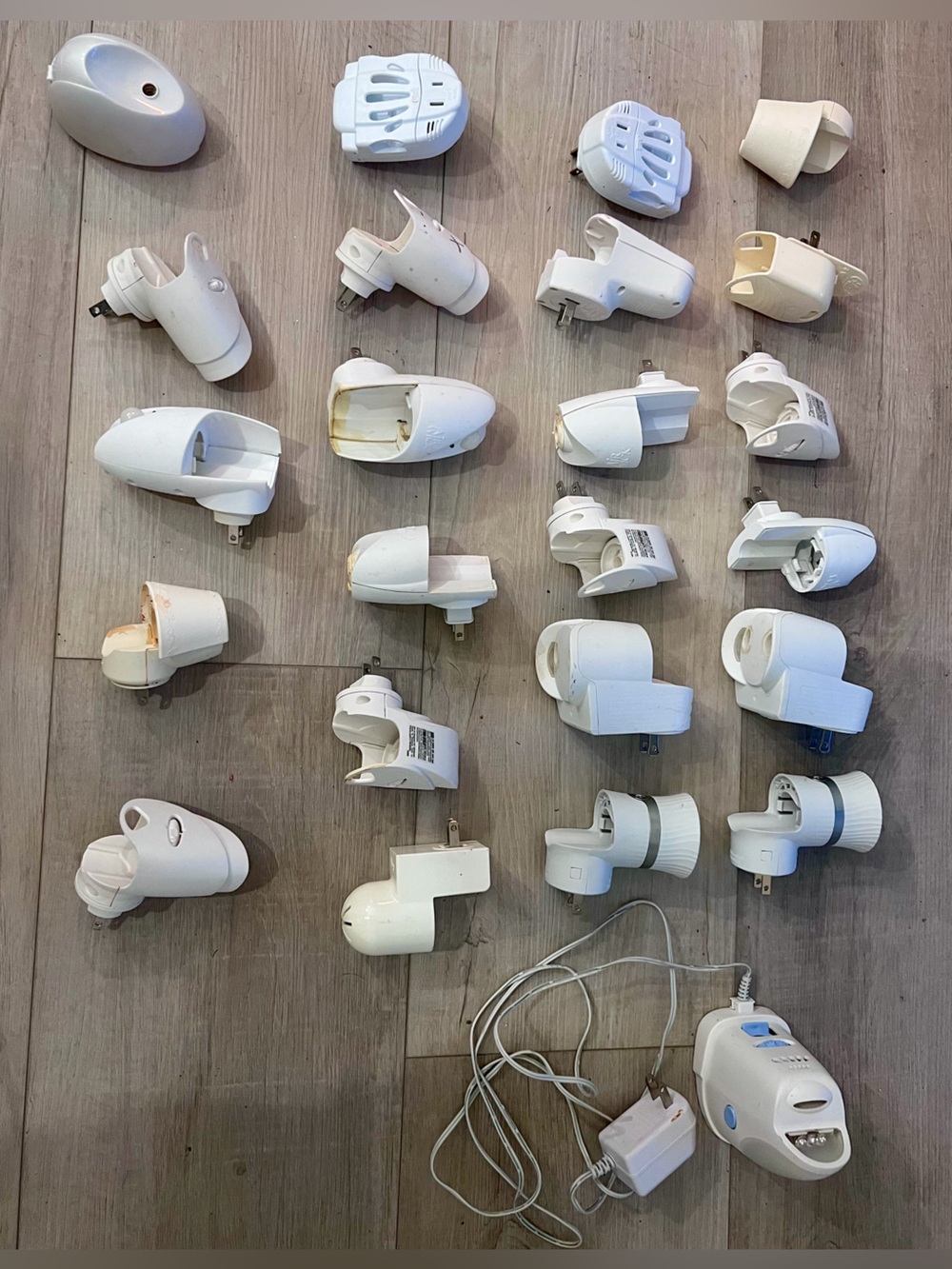Lot of 24 Plug-In Fragrance Warmers & Diffusers - Glade Yankee Airwick Febreze